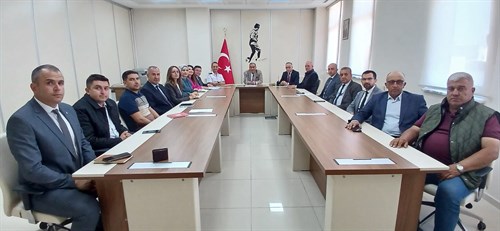 Mevsimlik Tarım İşçileri Komisyon Toplantısı Kaymakamımız Mehmet OKUR Başkanlığında Yapıldı