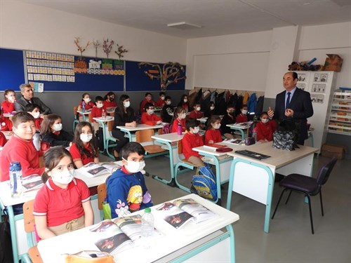 İlçe Kaymakamı Ahmet ALTINTAŞ Yunus Emre İlkokulu 3/F Sınıf Öğrencilerini Ziyaret Etti.