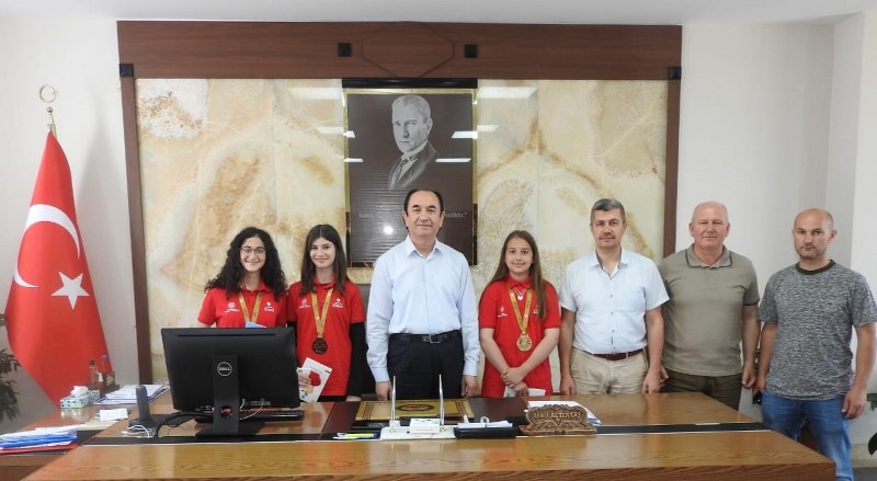 Kaymakam ALTINTAŞ, TÜBİTAK 2204-B Ortaokullar Araştırma Projeleri Yarışmasında Türkiye Birincisi Olan Öğrencilerimizi Makamında Tebrik Etti.