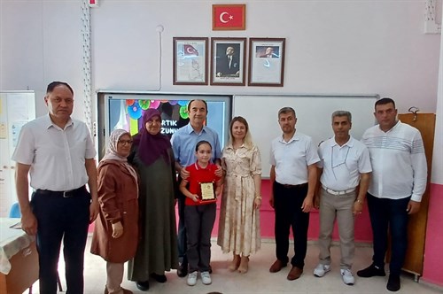 Kaymakam Ahmet ALTINTAŞ Güllüce İlk ve Orta Okulunda Öğrencilerin Karne Sevincini Paylaştı.